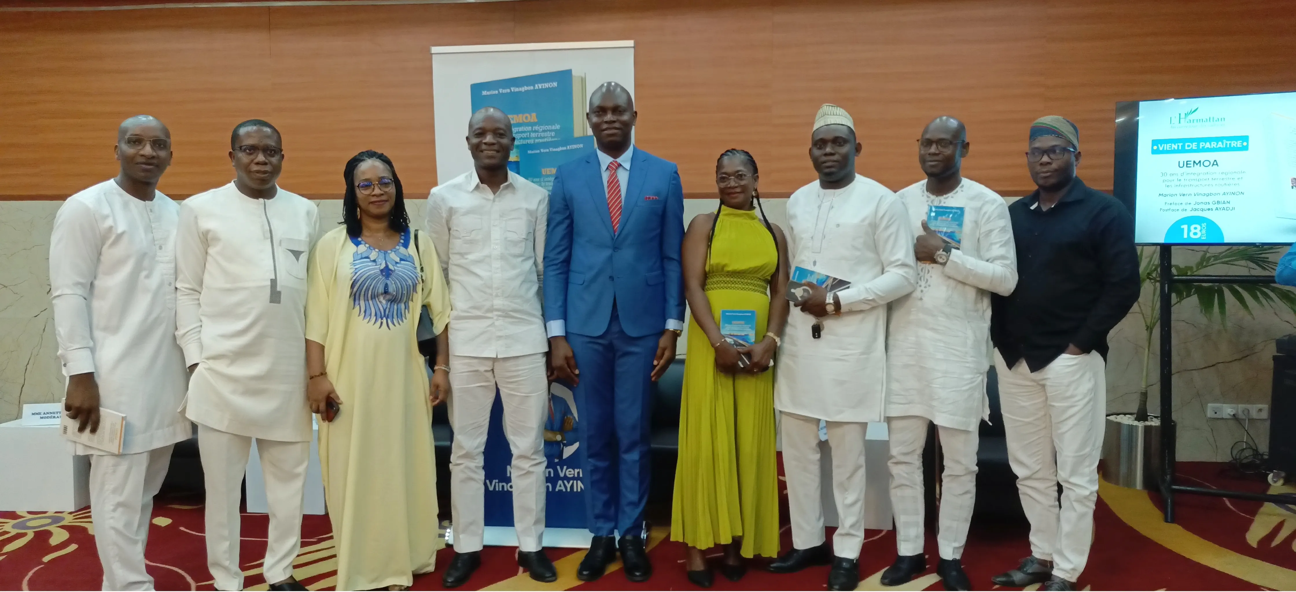Photo de famille lors du lancement du livre couplé avec la cérémonie de dédicace
