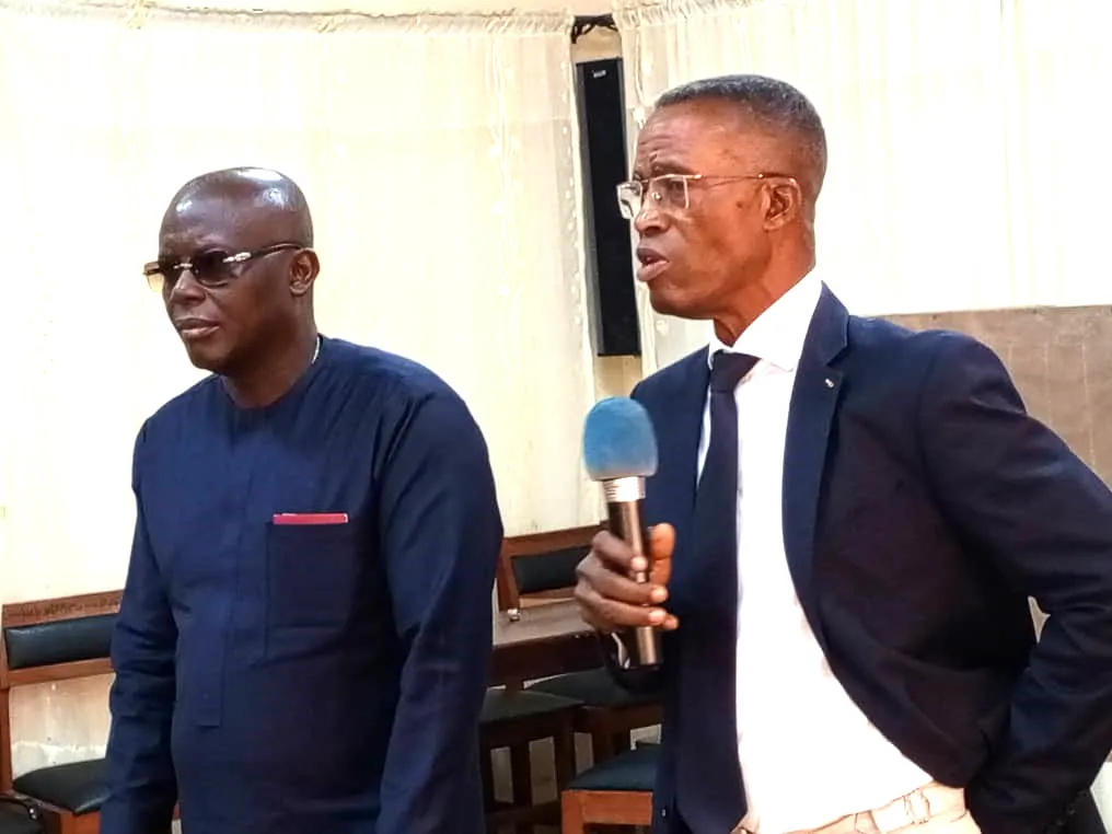 Les anciens députés Victor Hounsa ( au micro) et Charles Omer Avalla élus respectivement aux postes de coordonnateur et de rapporteur du Ces au niveau départemental de l’Ouémé