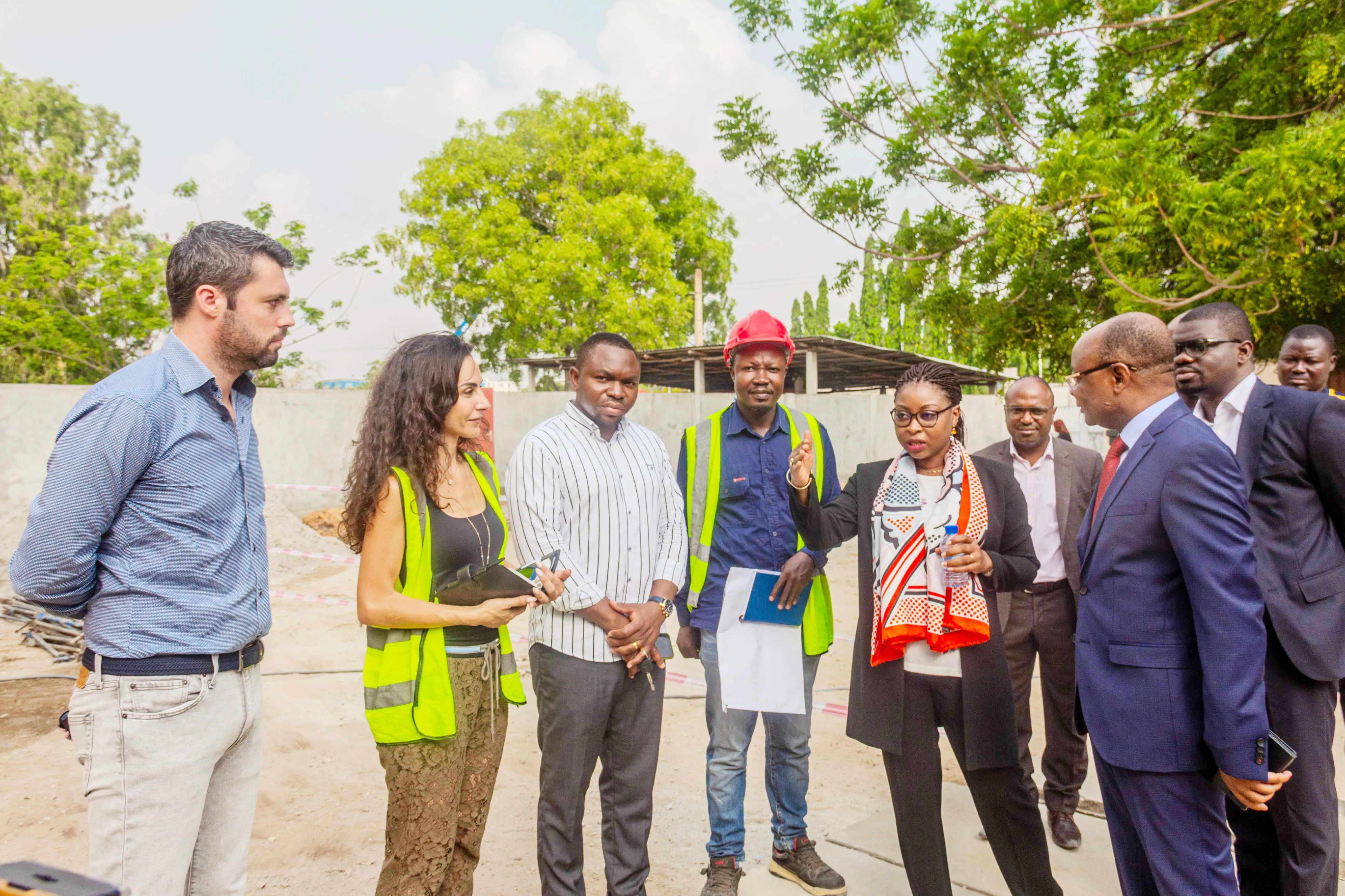 La ministre du Numérique et de la Digitalisation et le ministre conseiller aux Affaires économiques et au Numérique appréciant les travaux en cours à BB24