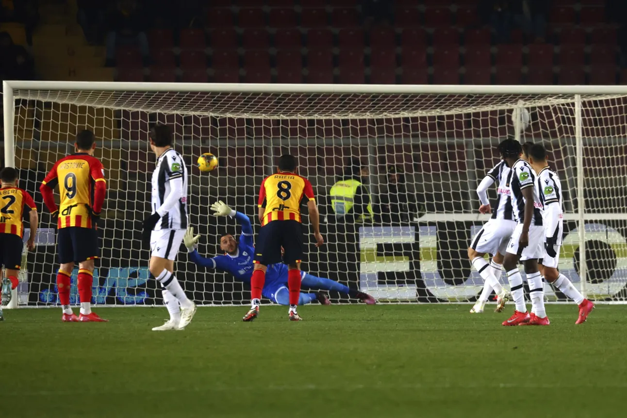 Lorenzo Lucca, un penalty et un malaise