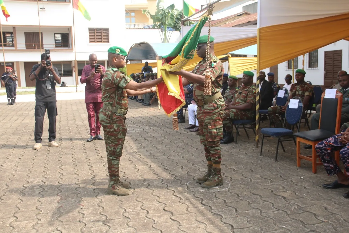 le lieutenant-Colonel Jean Olou à gauche prenant  le commandement de l’Ensa des mains chef d’état-major général des Forces armées béninoises (Fab)