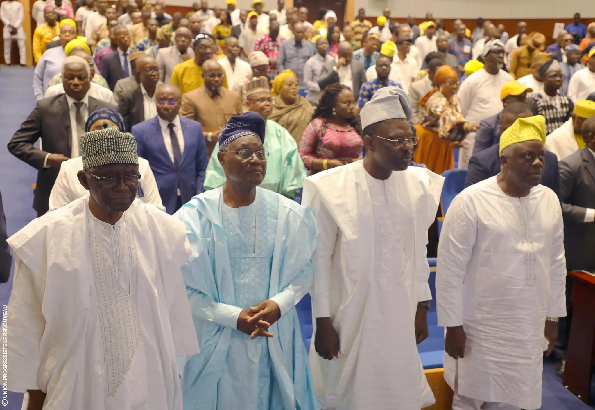 Prof. Joseph Djogbénou entouré des membres du Comité des sages de l’Up-R  et de Louis Vlavonou (à l’extrême droite)