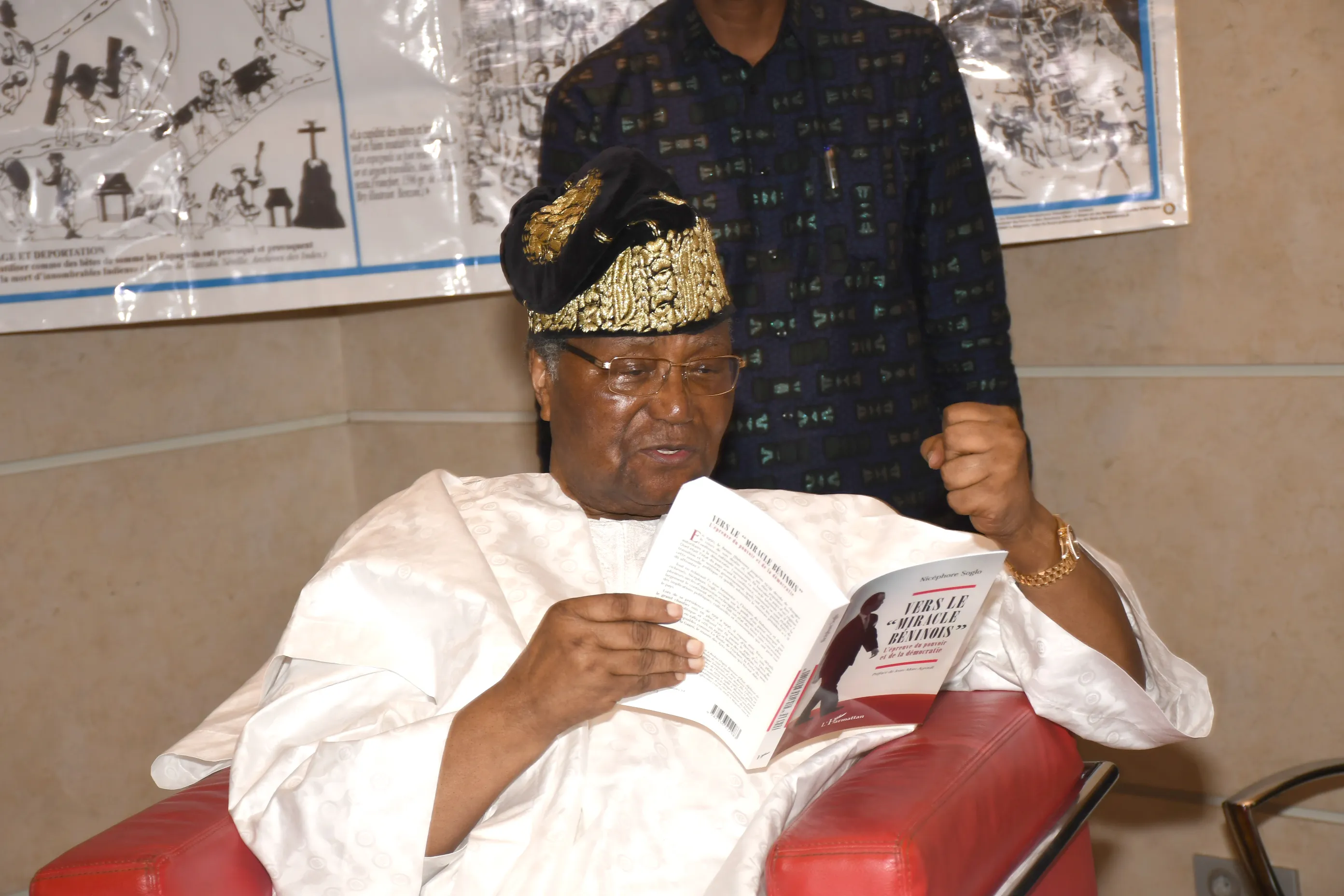 Le président Nicéphore Soglo tenant son livre