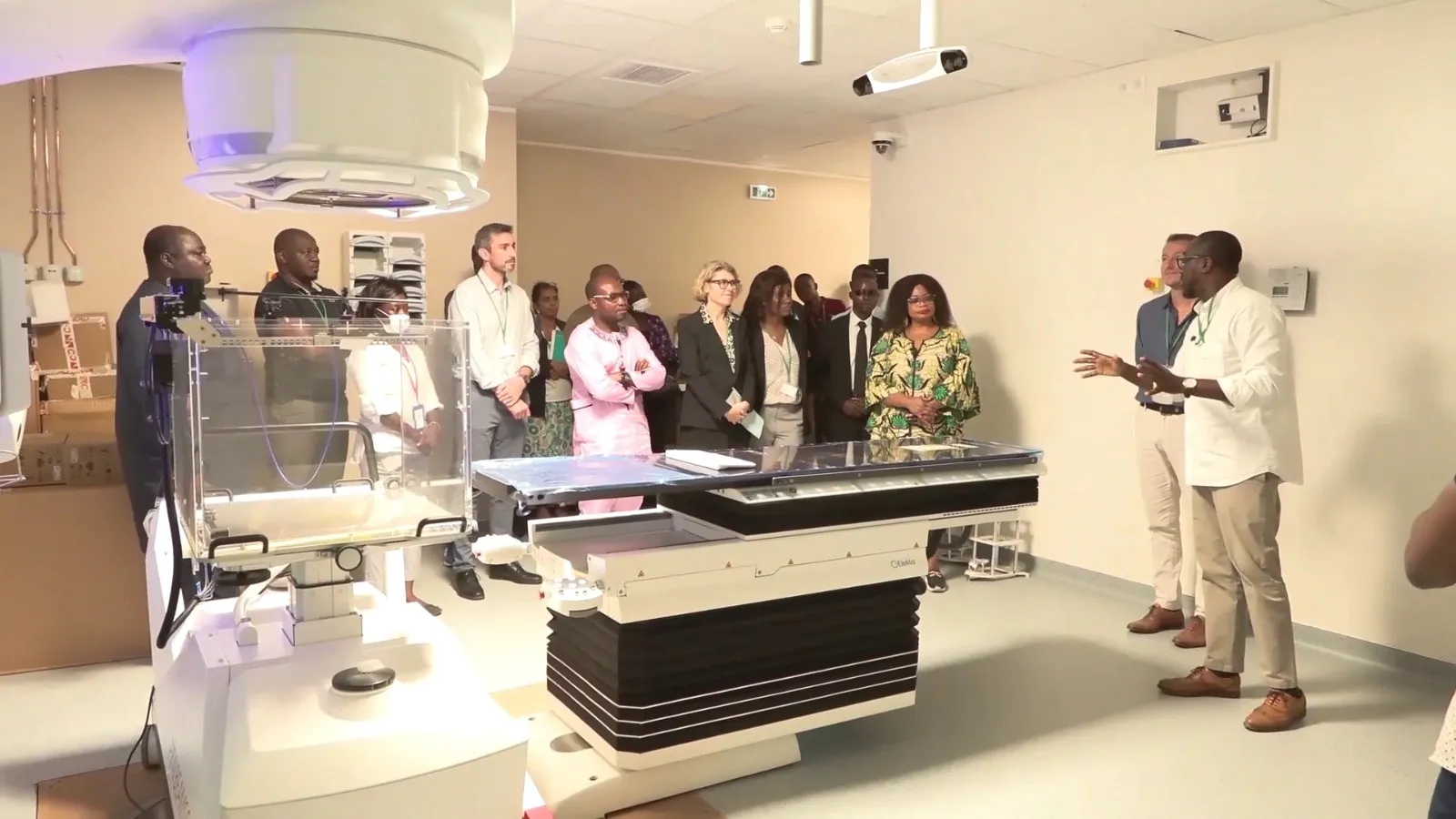 Claudine Prudencio et sa suite en visite dans les locaux du Chic