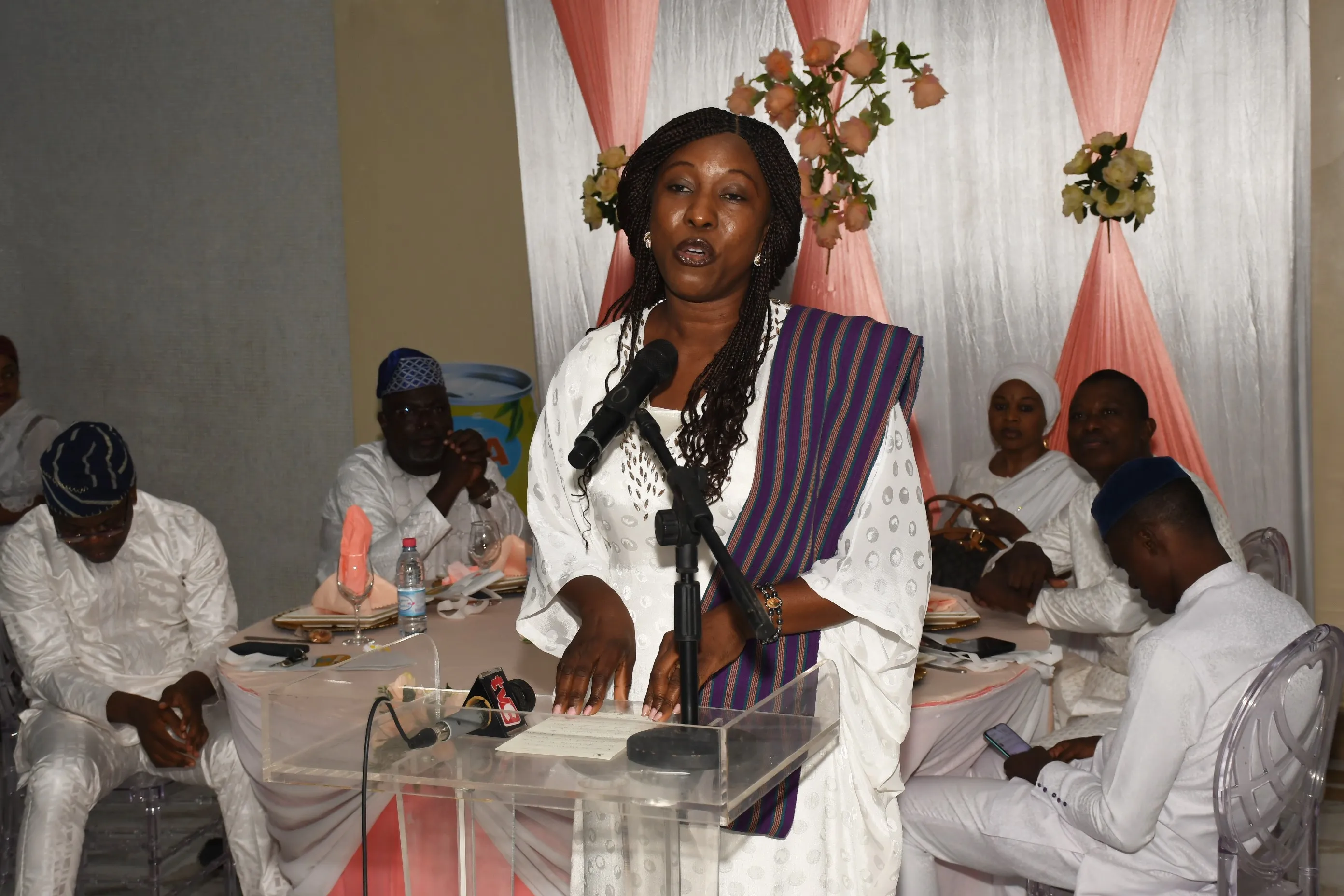 La directrice adjointe de cabinet louant le mérite des femmes des marchés et entrepreneures