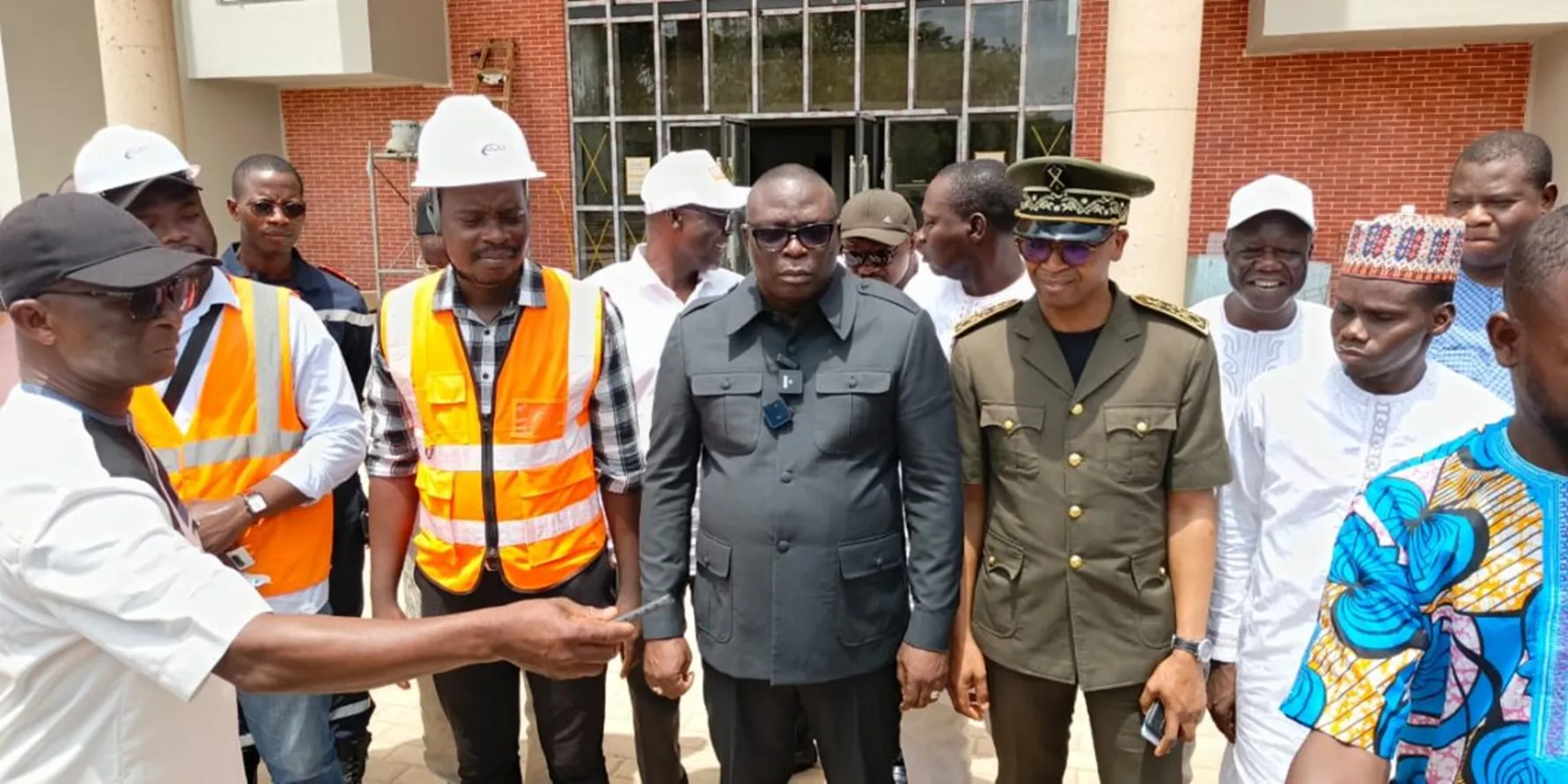 Le ministre conseiller sur le chantier de la cité administrative  départementale du Borgou