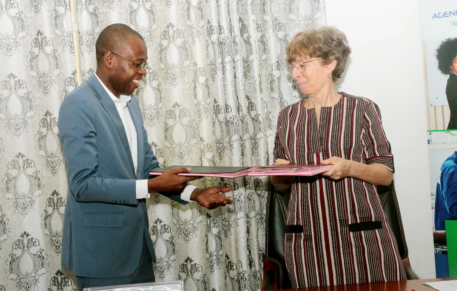 Les deux parties échangeant les paraphes