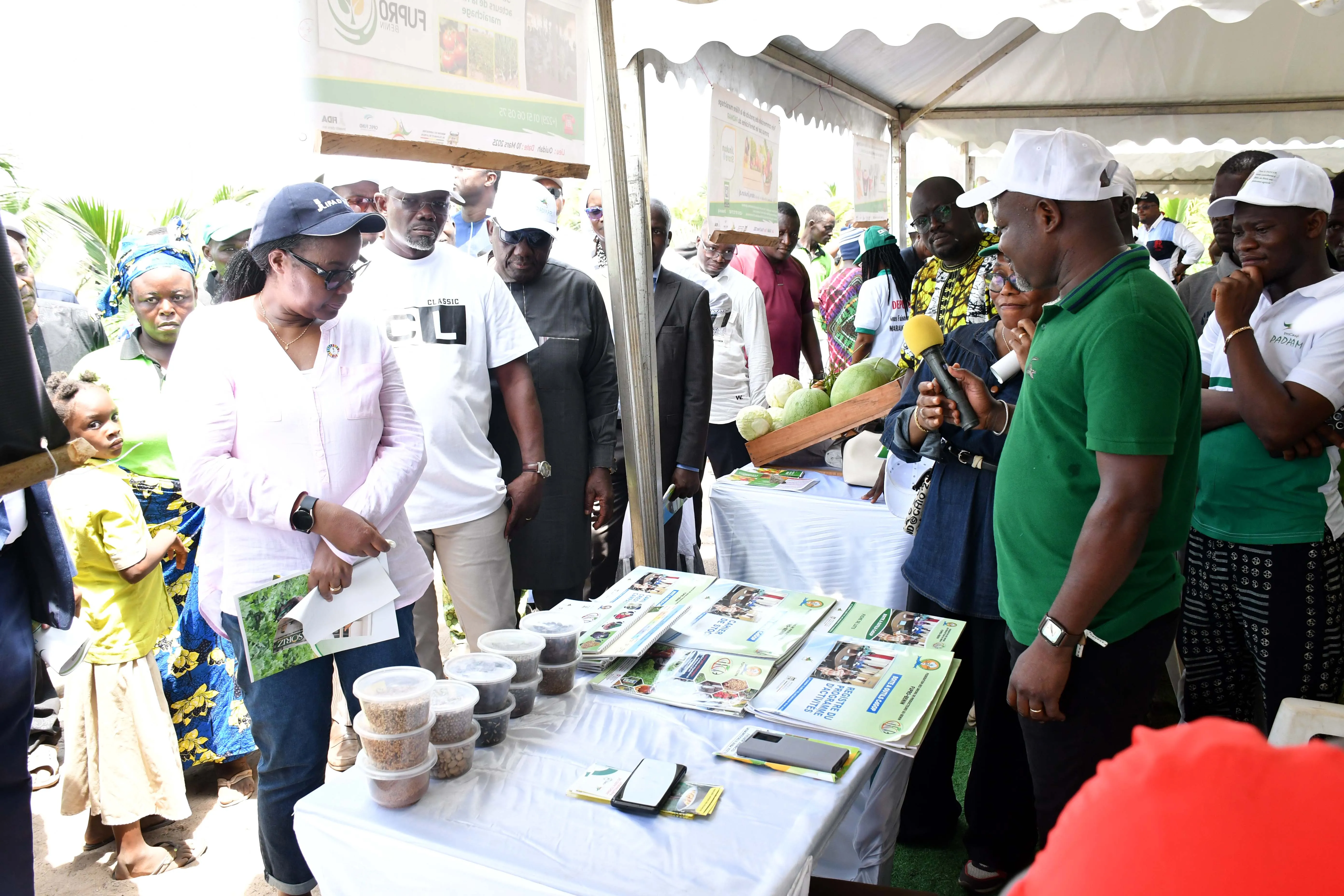 La délégation découvrant les cultures maraîchères et les produits agroalimentaires  «Made in Benin» sur le site d’Ahouicodji