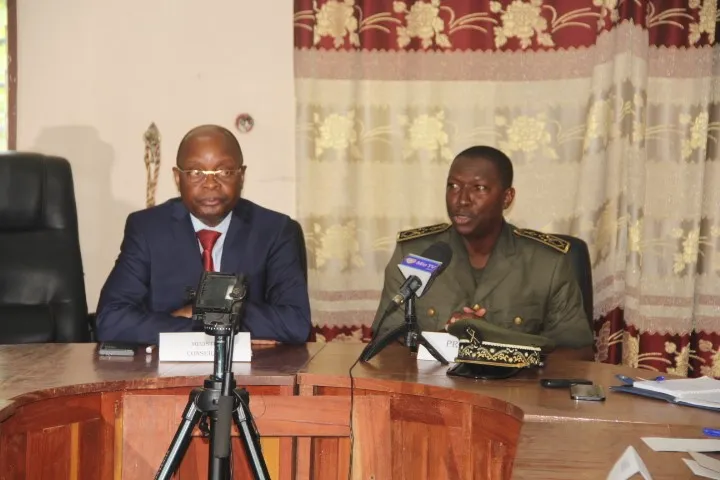 Le ministre conseiller Janvier Yahouédéou aux côtés du préfet du Mono