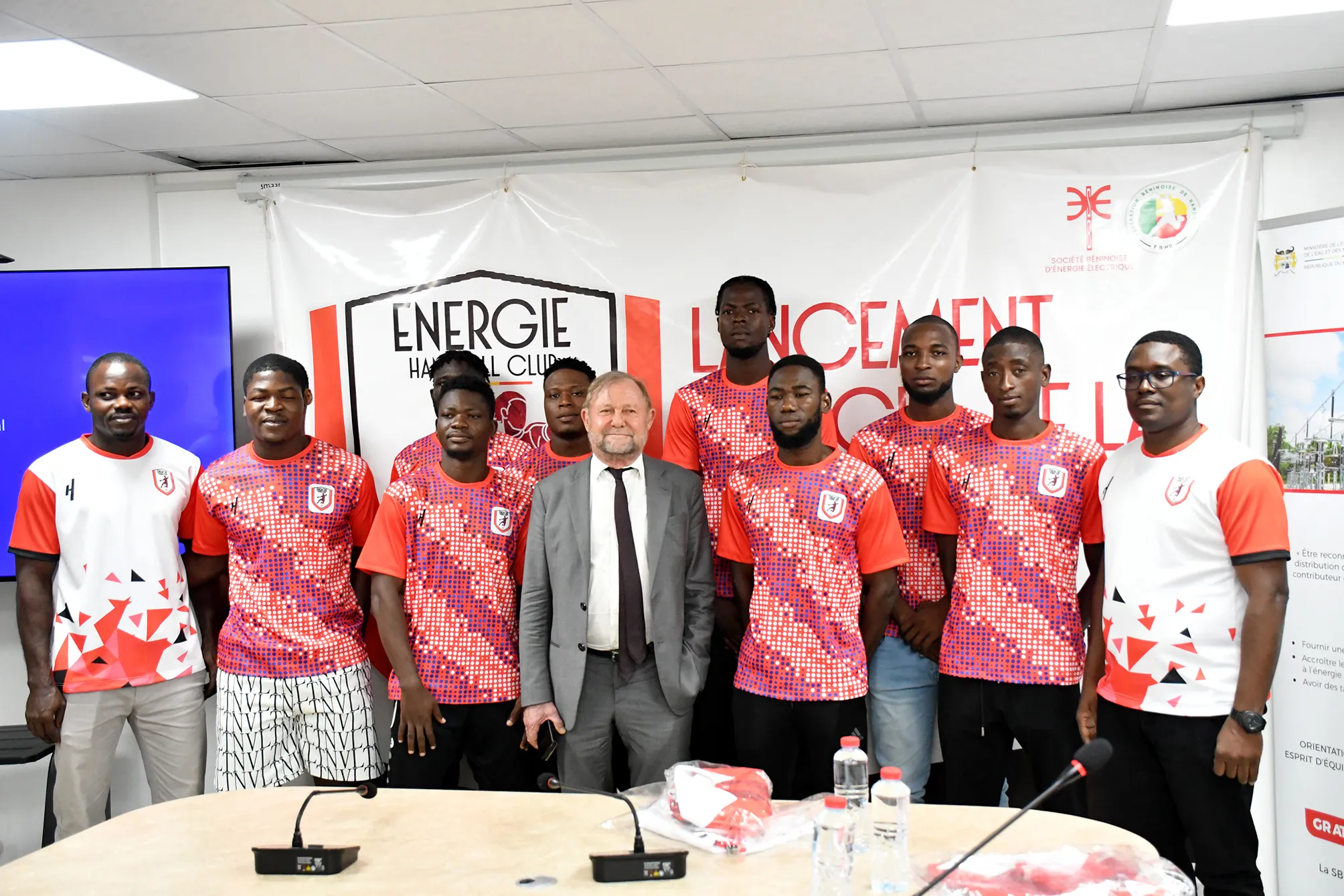 André-Marie Kaczmarek, directeur général de la Sbee posant en photo de famille  avec des joueurs et le staff technique