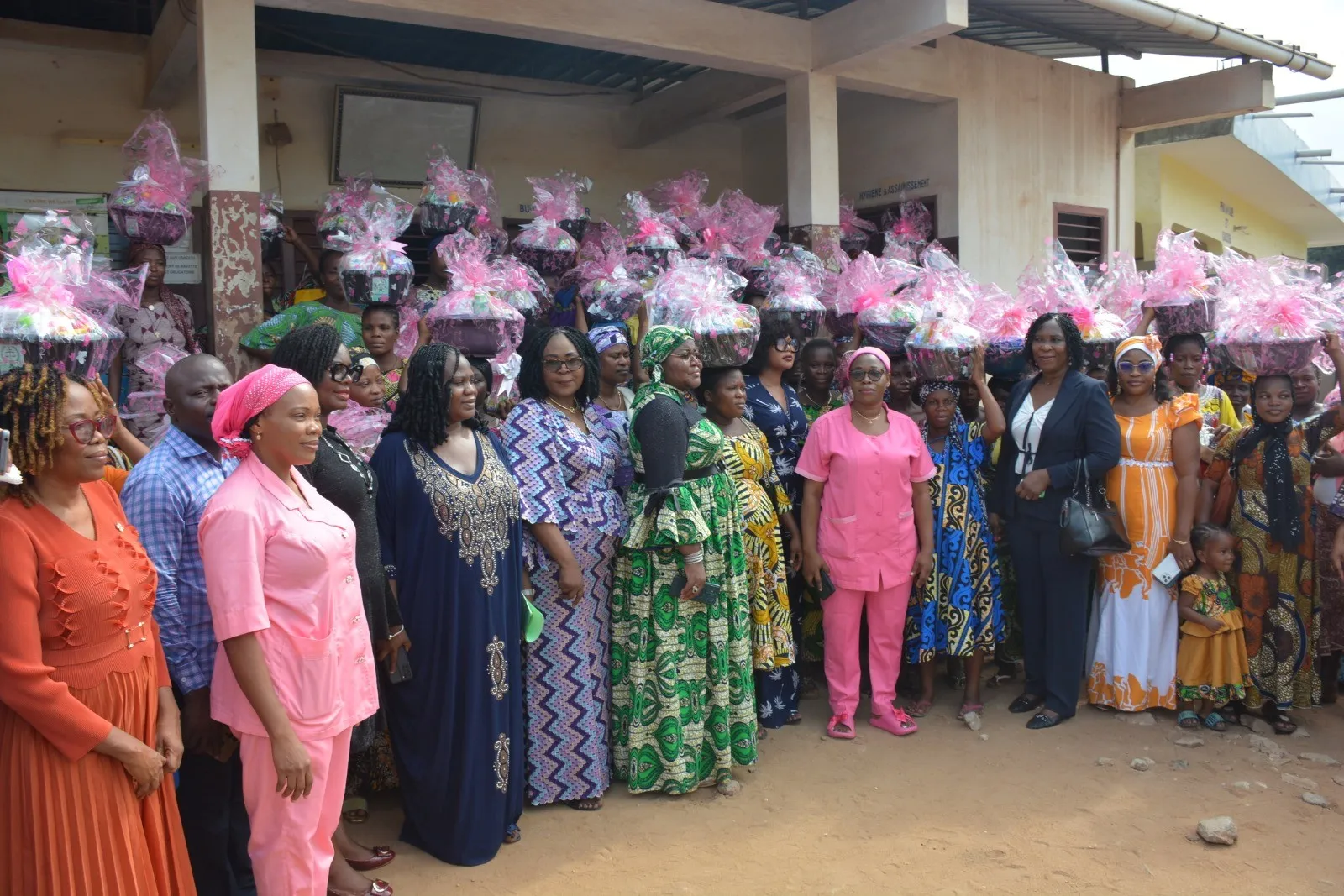 Les femmes de la Cour suprême font œuvre utile à la maternité du centre communal  de santé d’Oganla à Porto-Novo