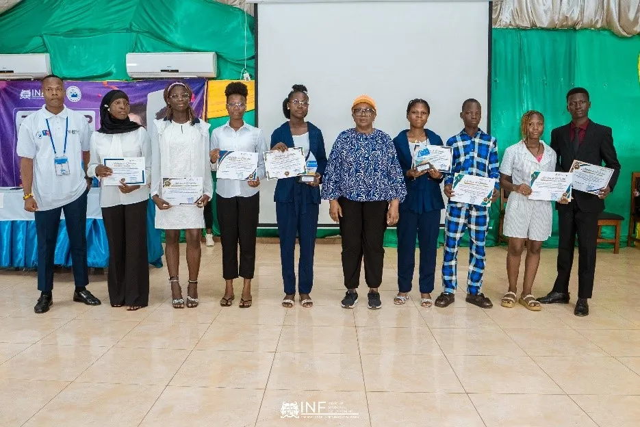 Huguette Bokpè Gnacadja avec les étudiants ayant plaidé pour les droits des femmes