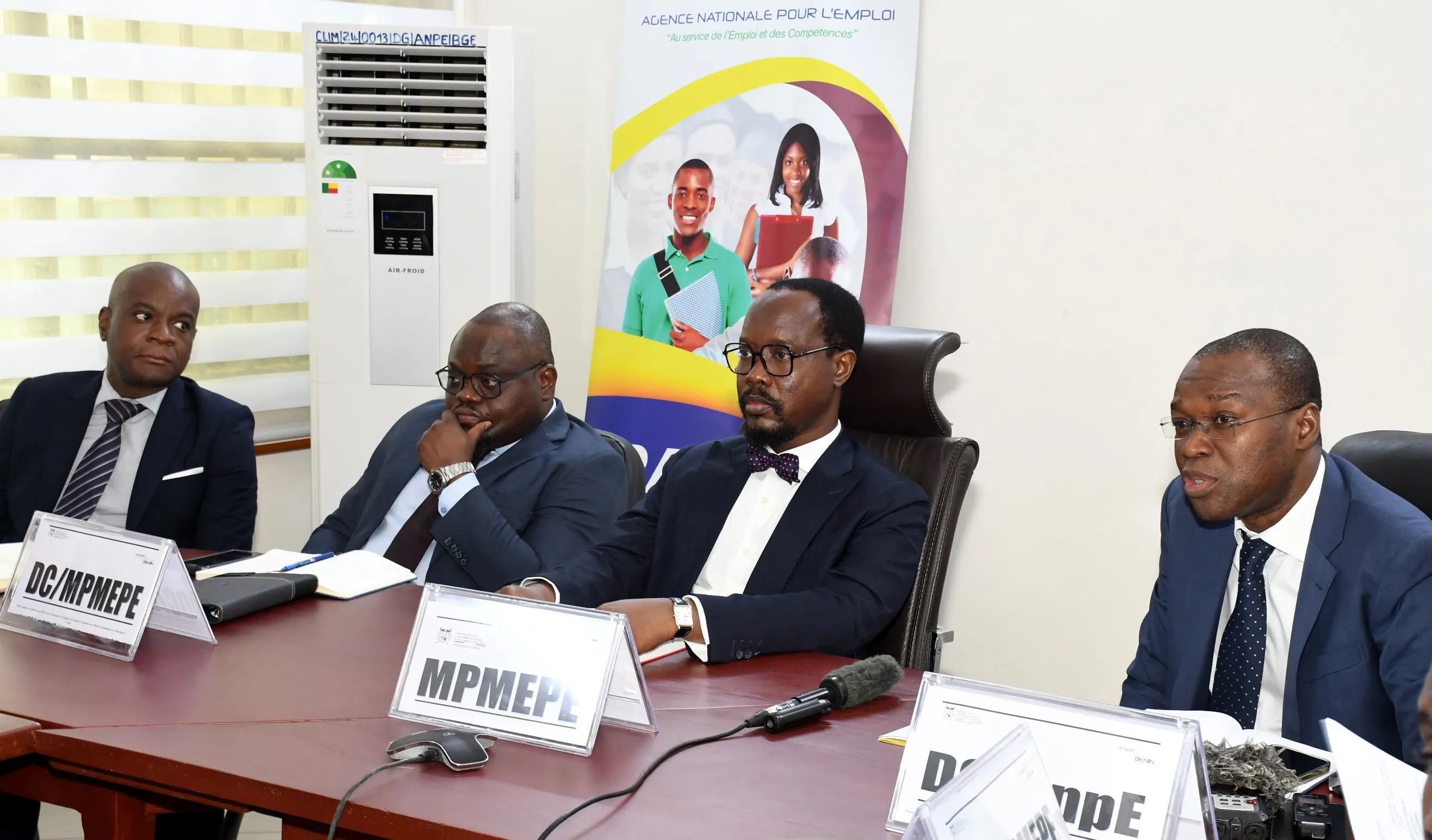 Le ministre Modeste Kérékou (au milieu) entouré de Urbain Amégbédji (à droite)  et d’autres cadres du ministère des Pmepe, lors de sa visite à l’Anpe