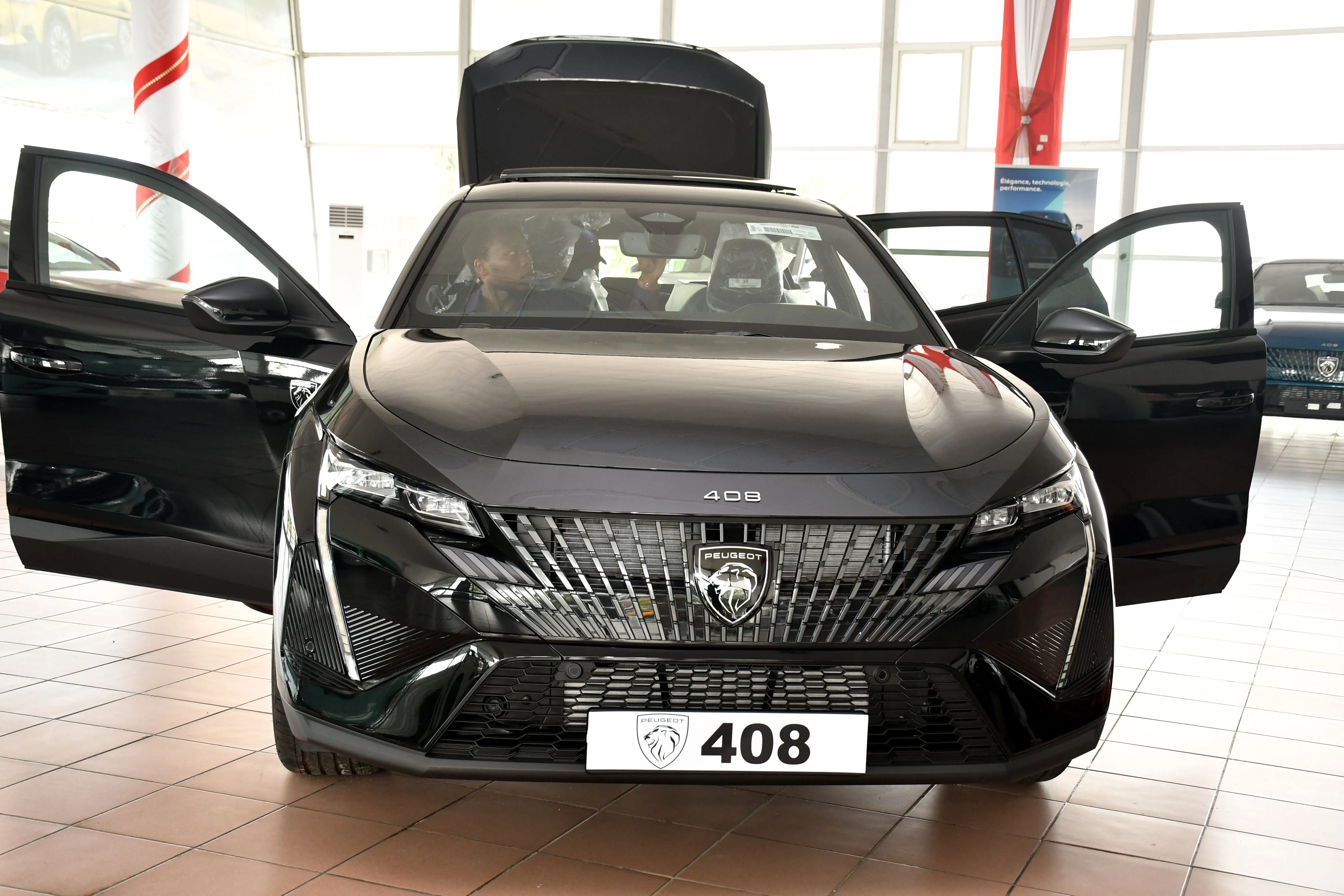 La Peugeot 408 (nouvelle génération), une berline au look audacieux et au style résolument dynamique, alliant fluidité et puissance