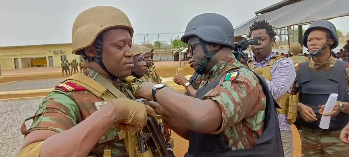 Le Général Fructueux Gbaguidi portant la médaille aux récipiendaires à Porga