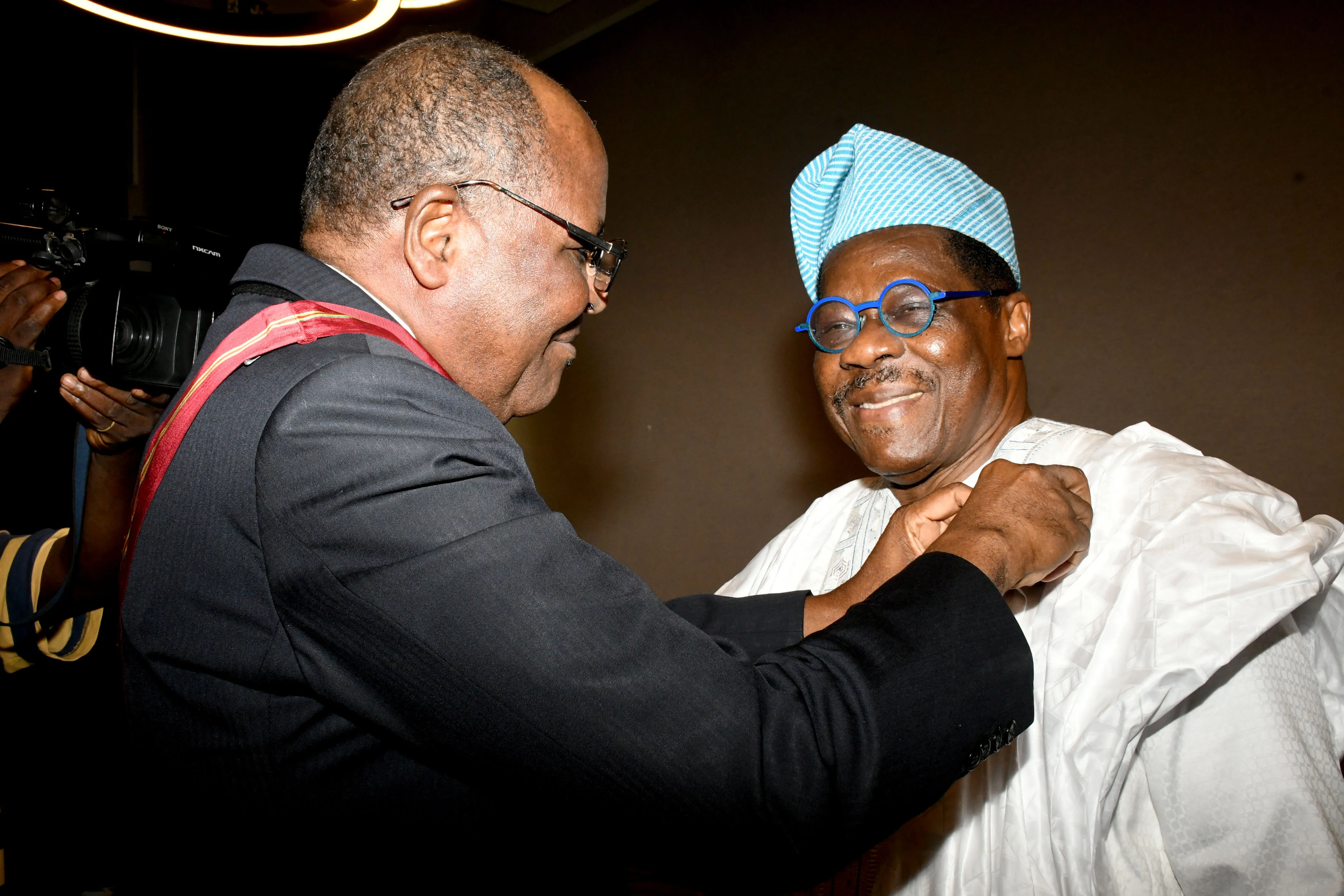 Christian Désiré Migan reçoit les insignes d'officier  de l'Ordre national du Bénin