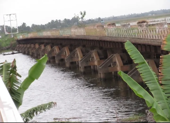 Le tablier de l’ancien pont ferroviaire à démolir
