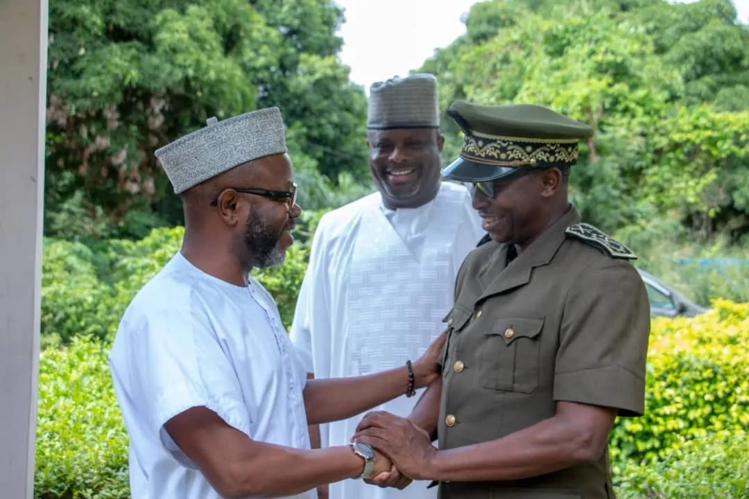 Le président du Ces saluant le préfet du Mono sous  le regard de Charles Gagnon