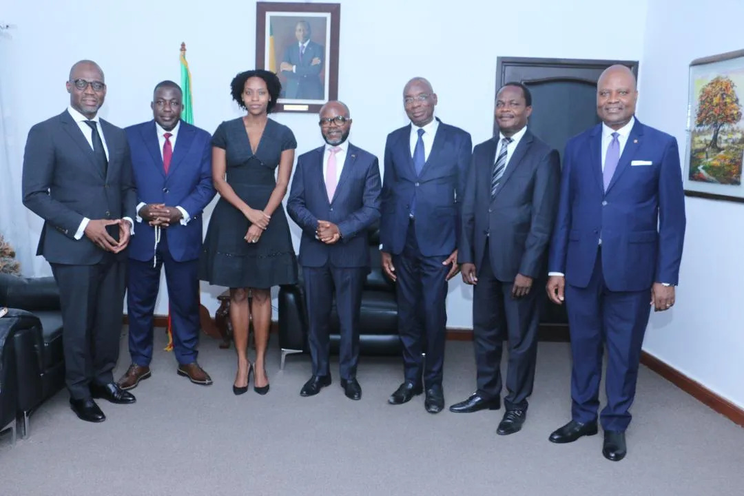 Le président du Conseil économique et social  au milieu de ses hôtes