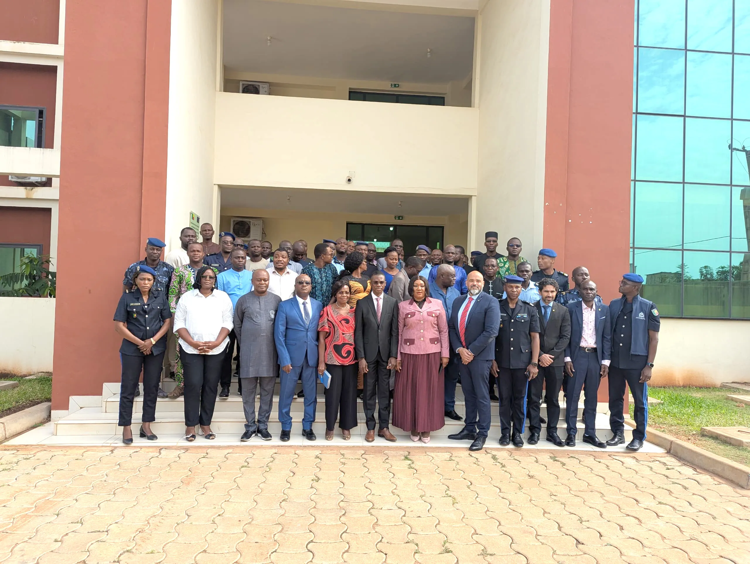 Pour lutter efficacement contre la criminalité transnationale, la maîtrise  des outils d'Interpol s'impose