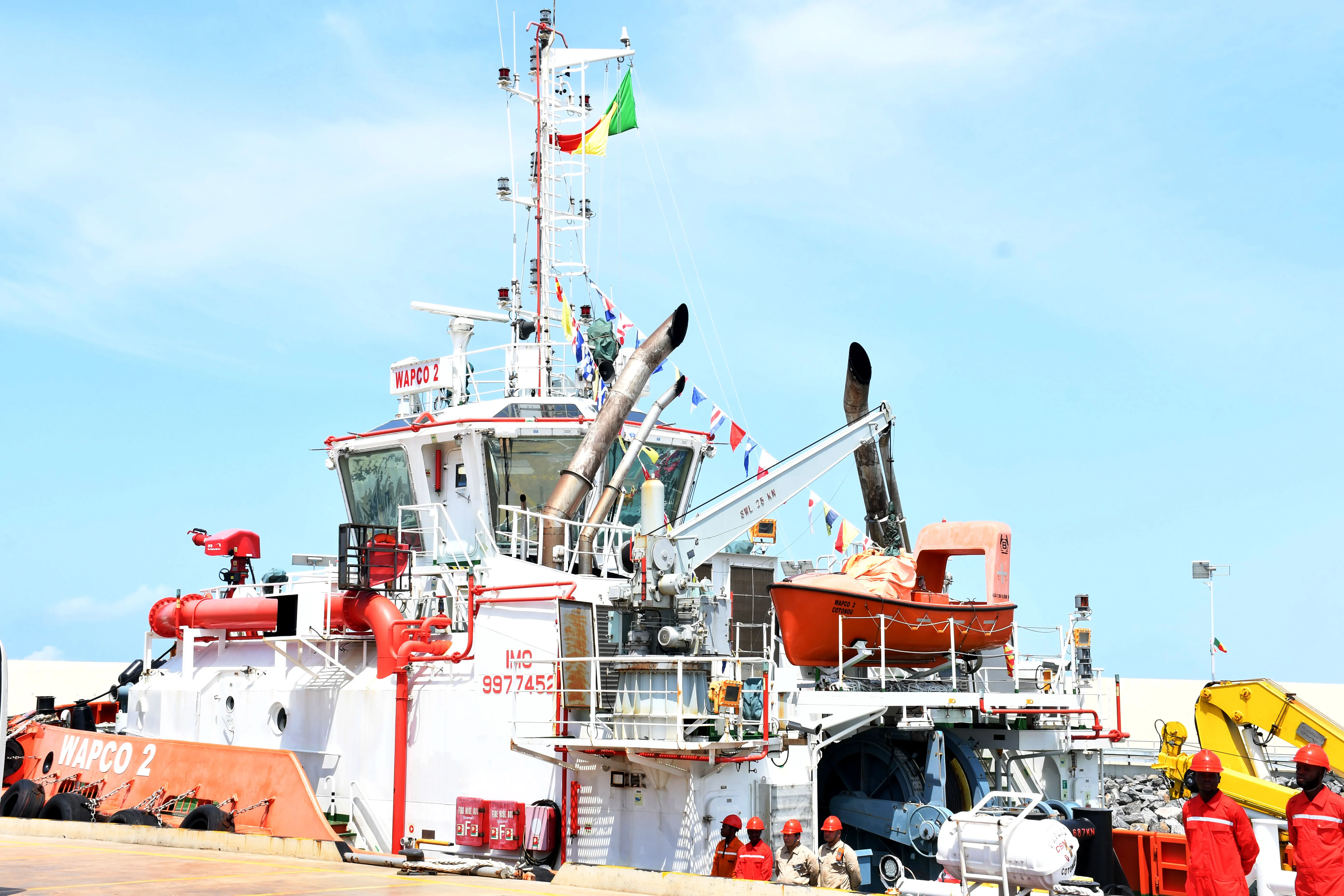 Un des navires du dispositif de chargement des tankers  accostant au terminal pétrolier