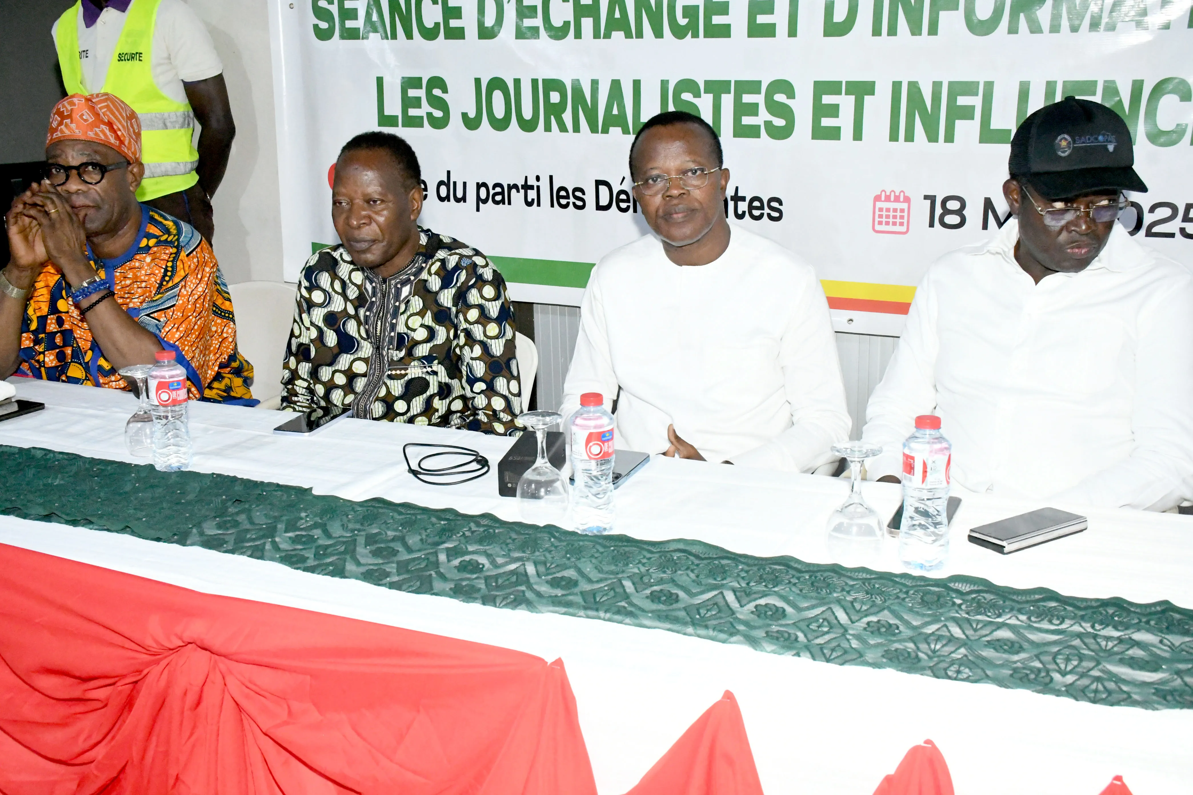Les responsables du parti “Les Démocrates’’ ont échangé avec des journalistes et  influenceurs dans le but de sensibiliser l’opinion publique