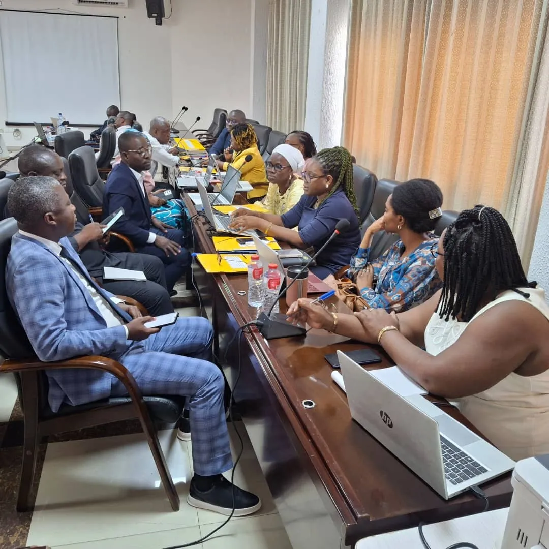 Les participants disséquant les grandes lignes du document