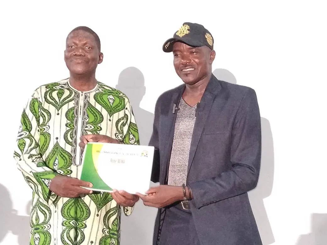 Le récipiendaire René Béwa recevant son attestation  de reconnaissance