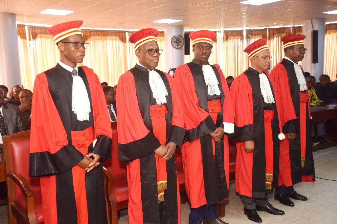 Les cinq nouveaux conseillers de la Cour suprême installés