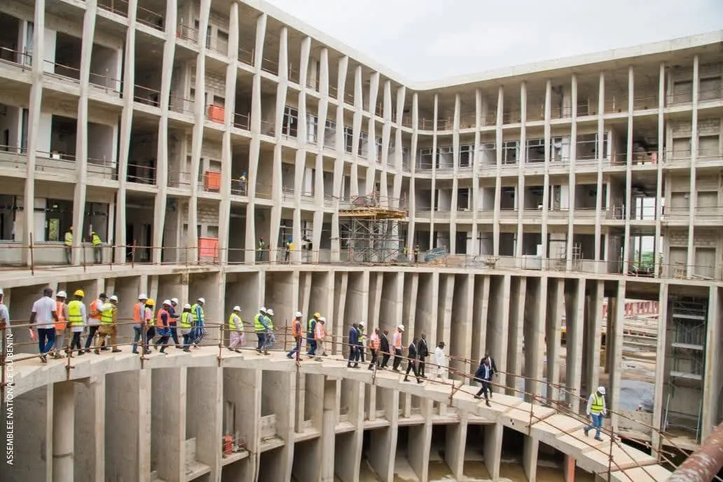 Tout sera mis en œuvre pour qu’en décembre 2025, le tout-couvert soit achevé et que  l’hémicycle soit opérationnel pour accueillir les députés