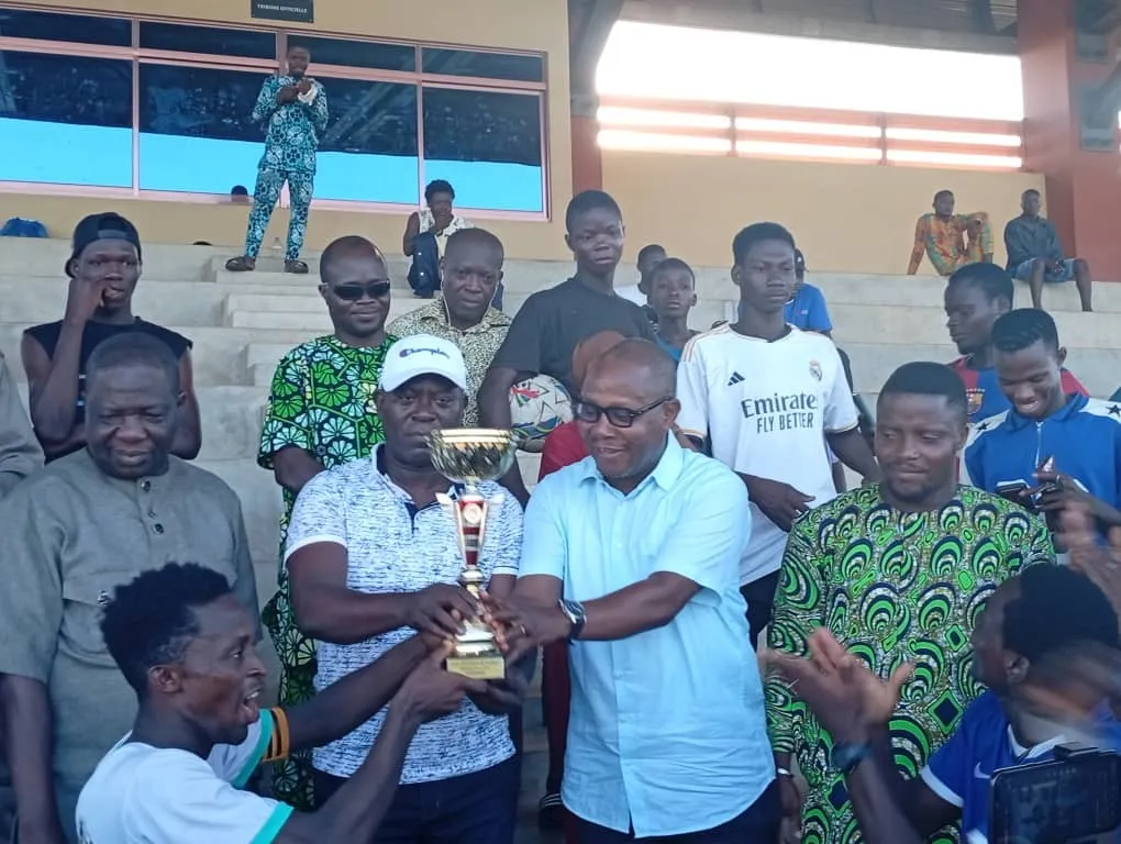 Le capitaine Thierry Hounsou Wadagni de As Taureau recevant le trophée des mains des officiels