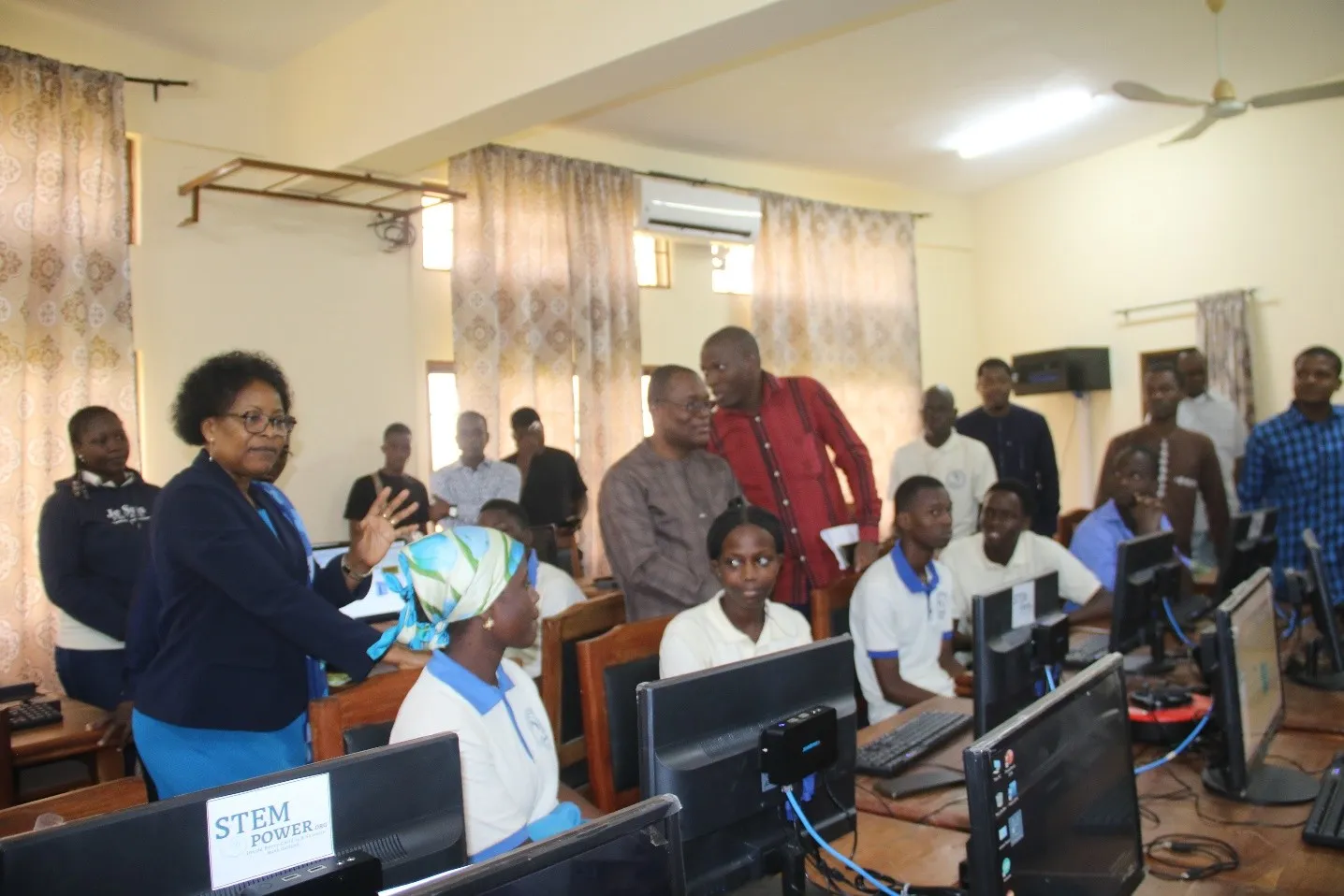 La ministre Eléonore Yayi Ladékan visitant les laboratoires pour constater de visu les réalités de formation des étudiants