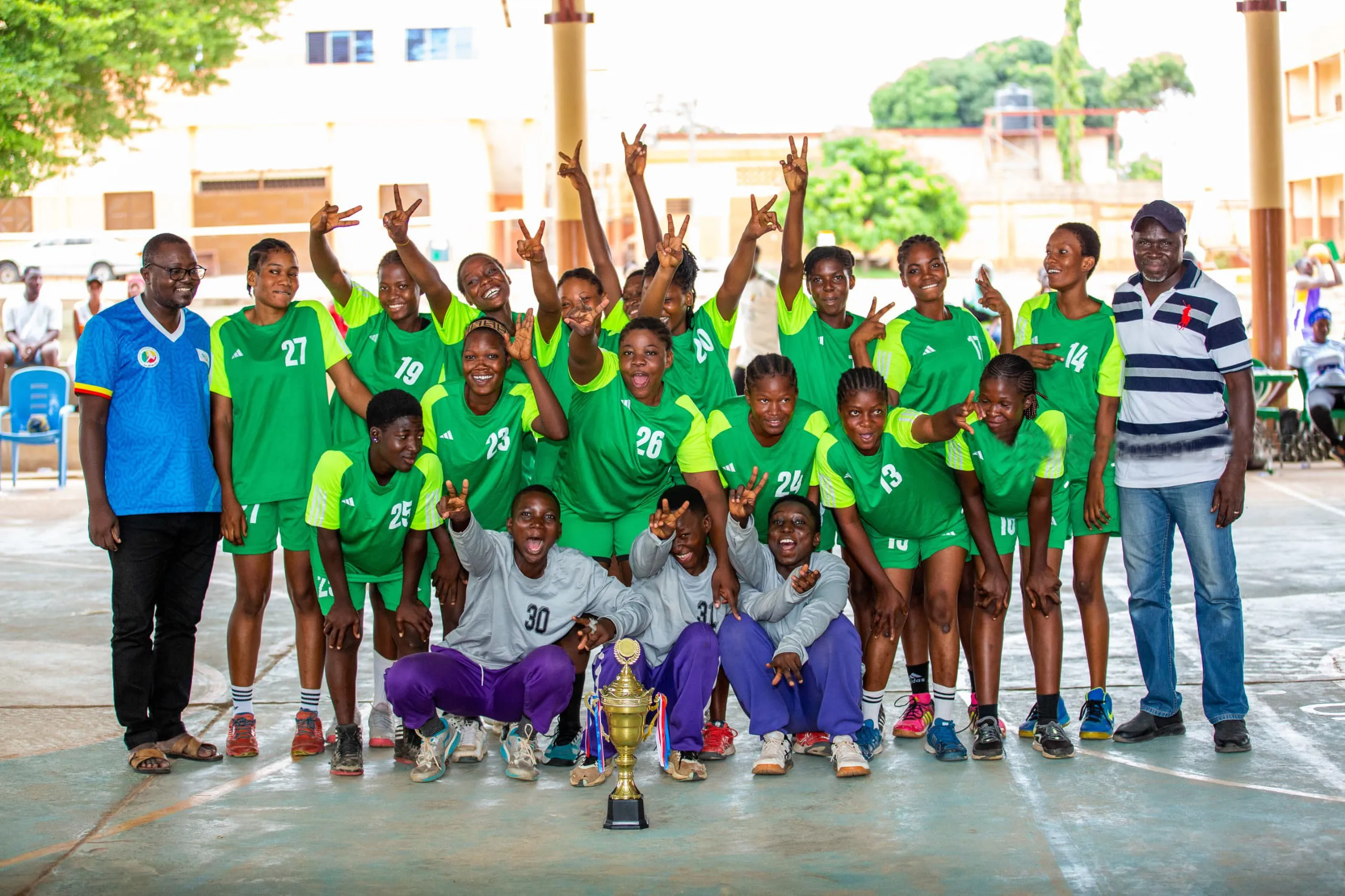 Les jeunes dames de Espoir Hbc très heureuses d’avoir remporté le trophée