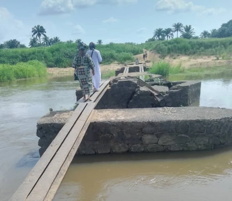 Les études sont achevées, la charpente métallique est sur place et la préfabrication des dalles du pont est en cours