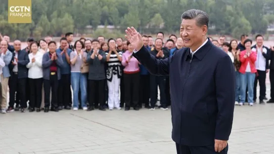 Xi Jinping, Président de la République populaire de Chine saluant les populations