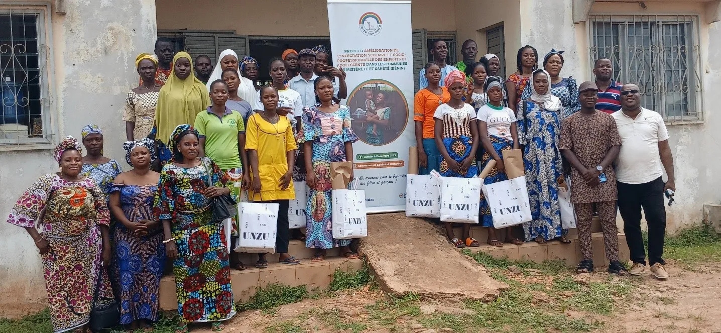 Les bénéficiaires apprenties coiffeuses et couturières ont été dotées des premiers instruments nécessaires à l'exercice de leurs métiersPh