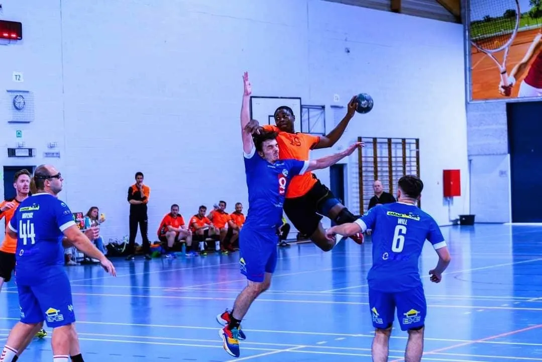 Abdouramane Mouhamadou, balle en main, en position  d’attaque pour scorer avec pour objectif de défendre les couleurs  de son pays natal