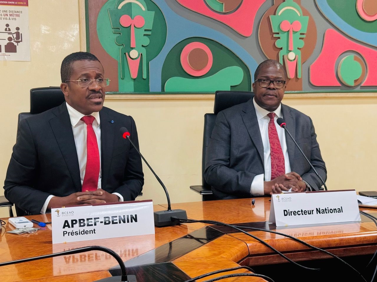 Le directeur national de la Bceao (à droite) et le président de l’Apbef-Bénin (à gauche) présentant la situation de l’activité économique et bancaire au 1er trimestre de l’année 2025