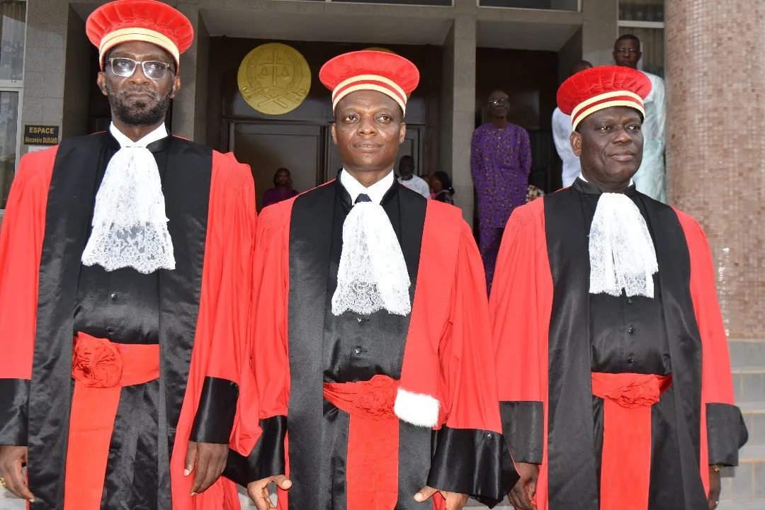 Le nouvel avocat général Bernardin Hounyovi encadré par les conseillers Eric Déwèdi et Cosme Ahoyo ( à droite)