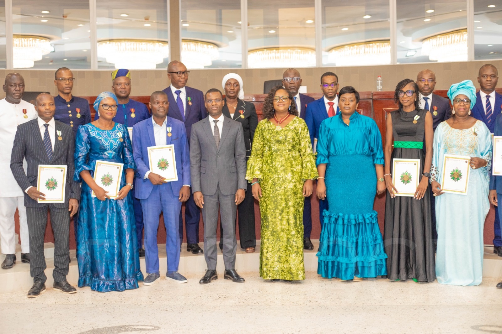 Les heureux récipiendaires arborant les insignes de leurs distinctions