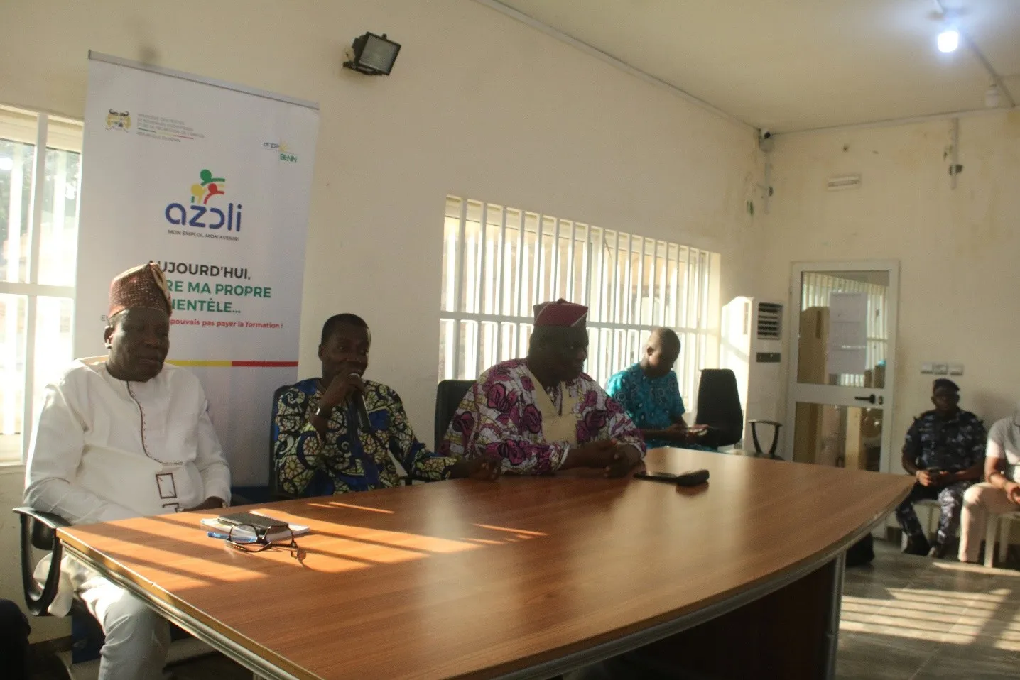 Le porte-parole du gouvernement (au micro) à l’écoute des  populations de Sèmè-Podji