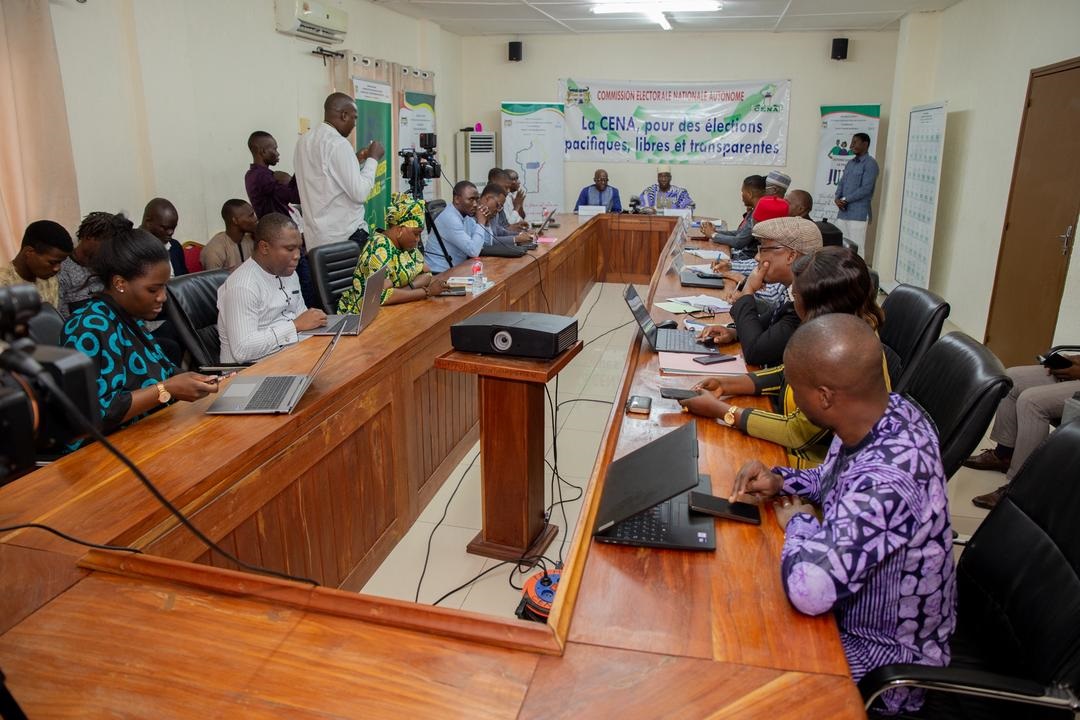 Le président de la Cena recevant la clé Usb contenant les statistiques de la liste électorale