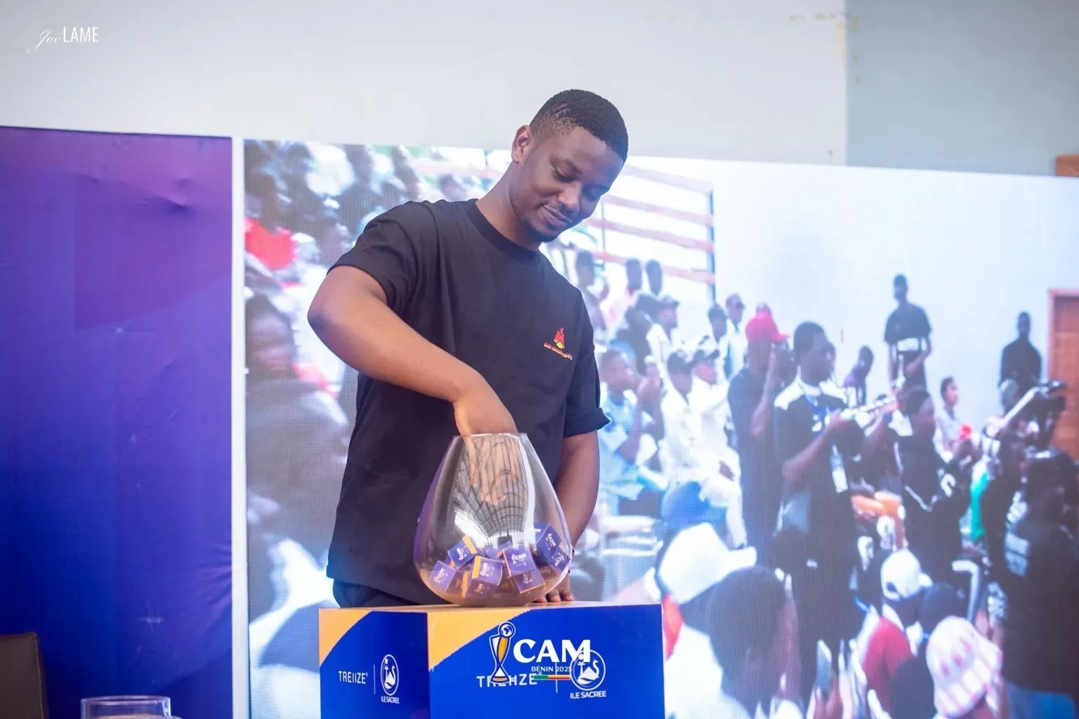 Le promoteur de la Cam, Jonathan Morrison tirant au  sort les équipes de la poule A