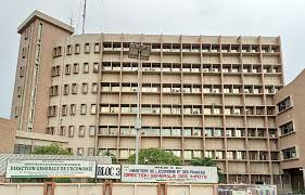 Au-delà du scénario de référence, deux trajectoires extrêmes sont envisagées, traduisant  les incertitudes qui pèsent sur l’économie nationale