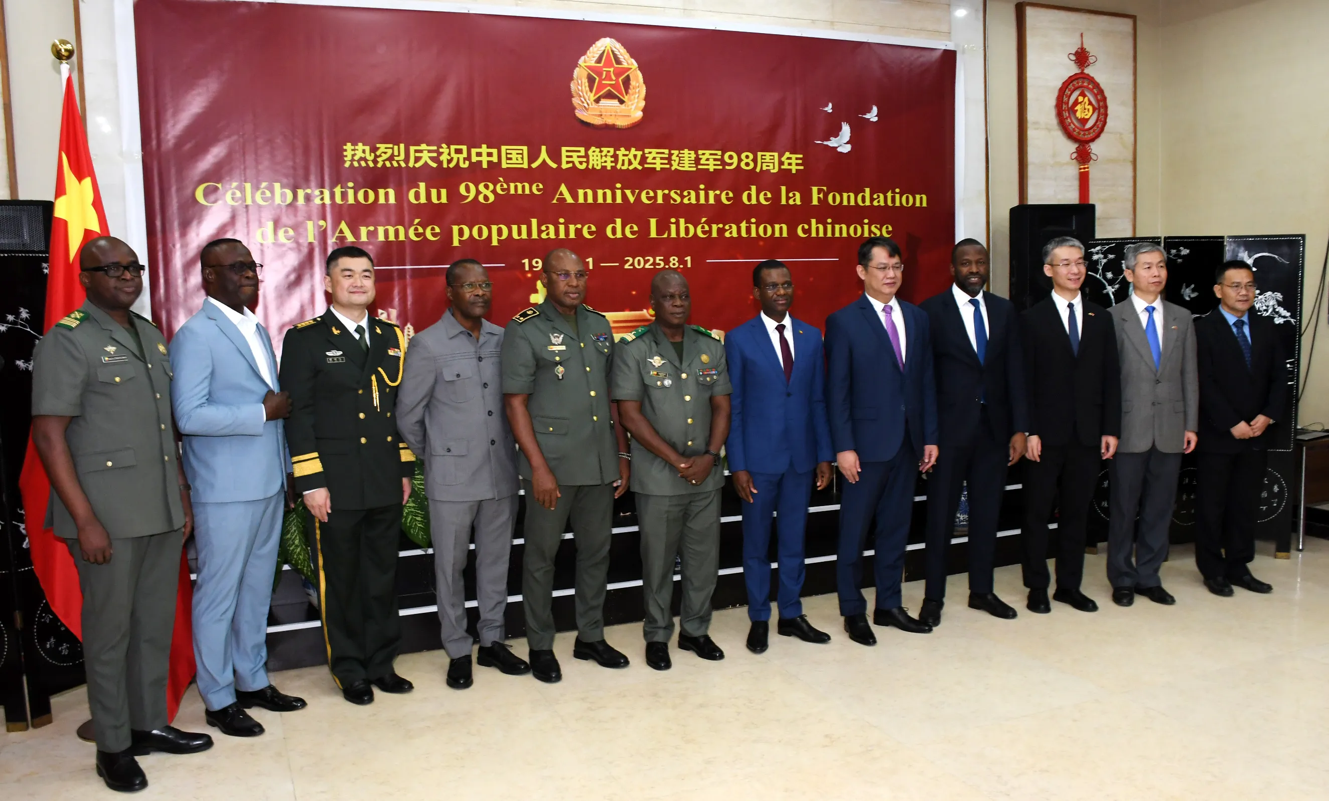 Des autorités civiles et militaires béninoises étaient aux côtés  de l'ambassadeur de Chine...