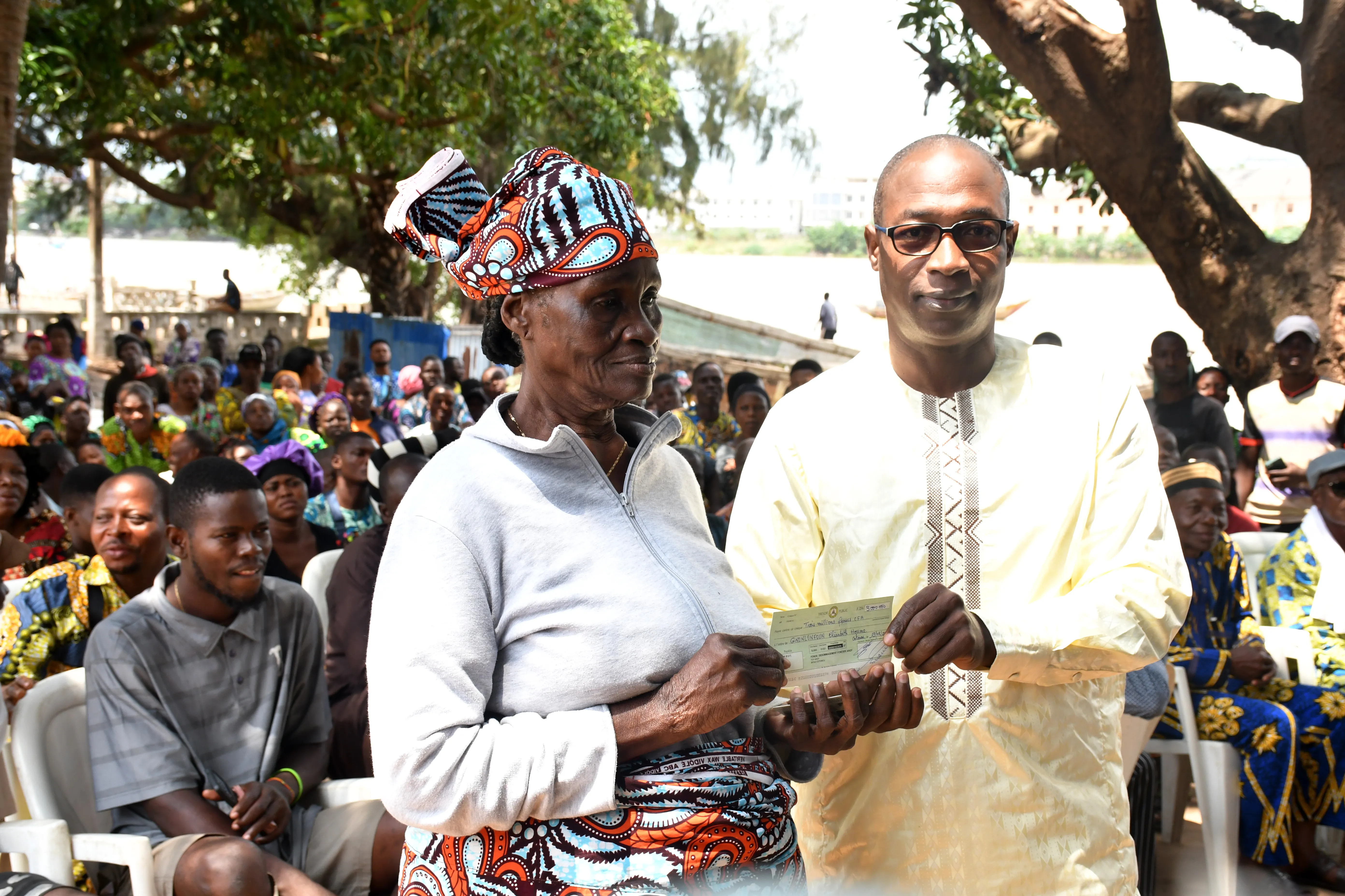 Remise symbolique de chèques aux premiers bénéficiaires de la berge-est de la lagune de Cotonou