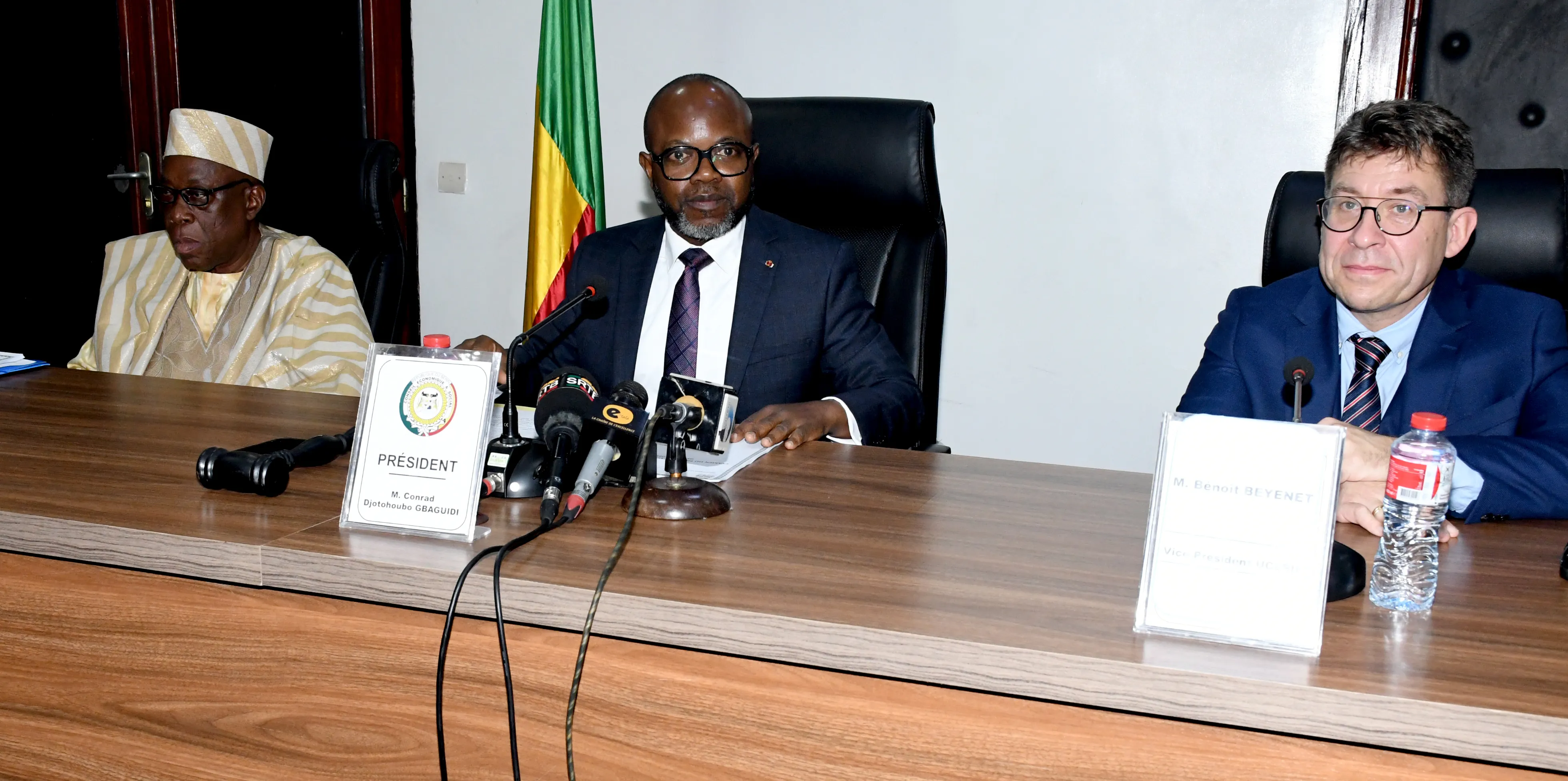 Le président du Ces (au milieu) ouvrant la session