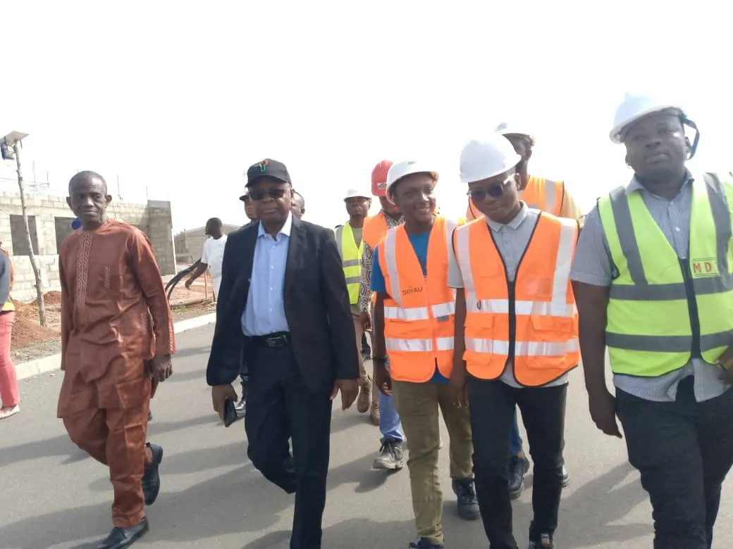 Le ministre conseiller et sa délégation visitent les différents chantiers ouverts par le  gouvernement à Parakou