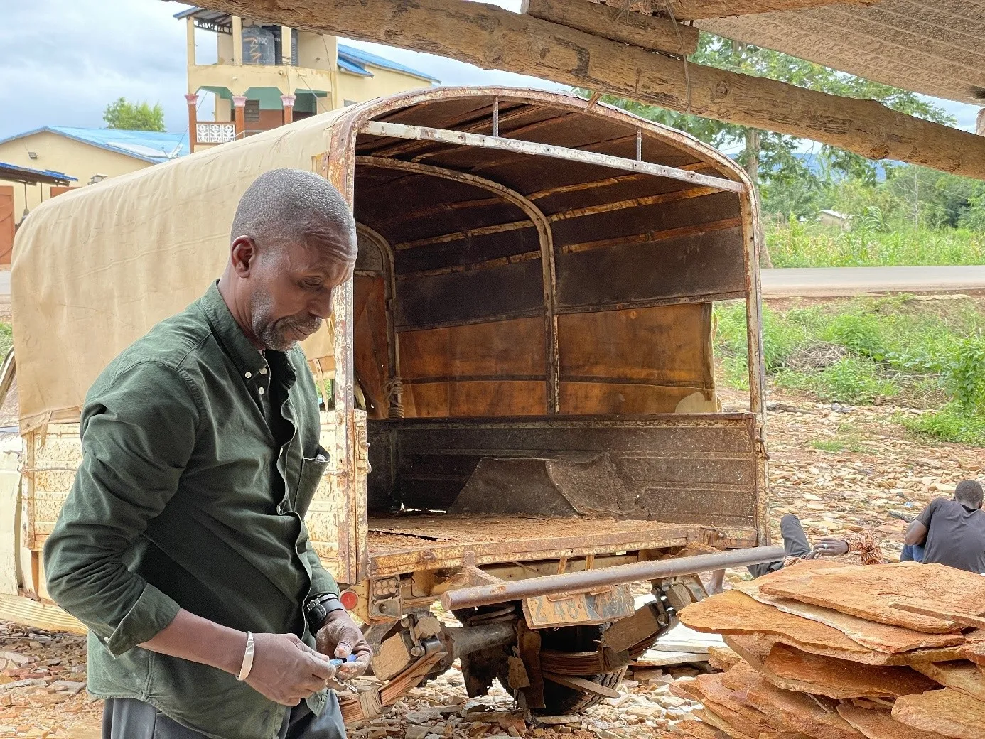 Ancien enseignant devenu exploitant minier artisanal, il mise sur les pierres...