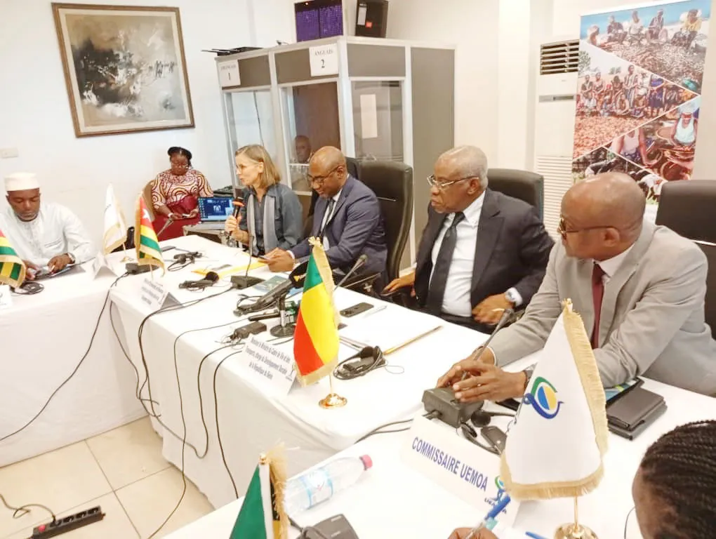 Les officiels procédant au lancement de la 2e  réunion annuelle du Comité  régional de pilotage des projets Waca Resip